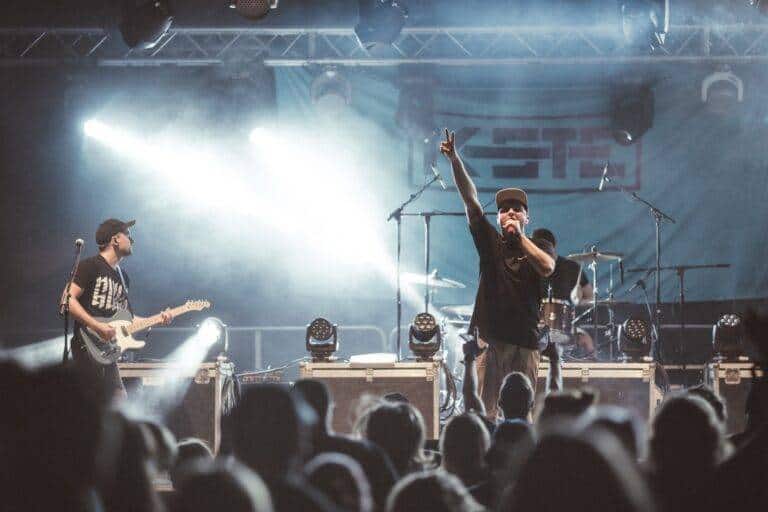 Musiker auf der Bühne bei einem Live-Konzert im High End Tonstudio.